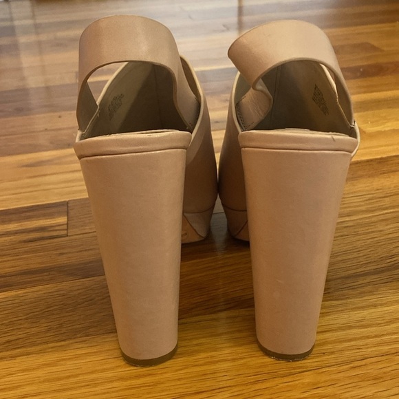 BCBGMaxAzria Women’s Tan Slip On Heels Size 8.5 - Picture 3 of 7